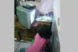 13 Aksi nyeleneh orang saat nonton TV ini bikin tepuk jidat