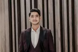 Penampilan Arya Saloka saat pemotretan majalah, dikira beda orang