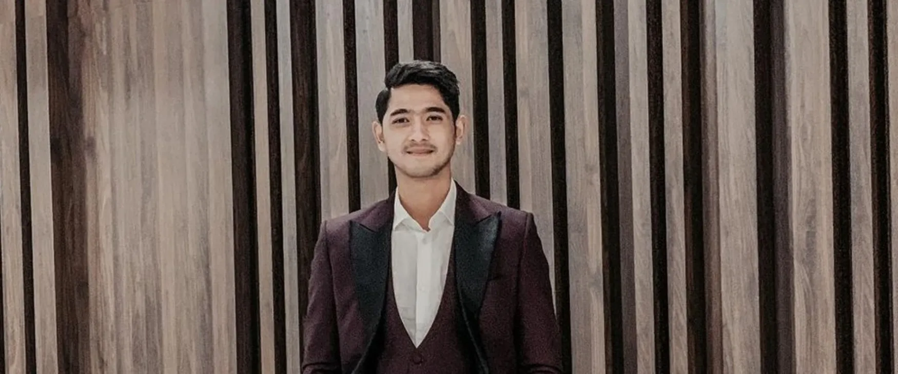 Penampilan Arya Saloka saat pemotretan majalah, dikira beda orang