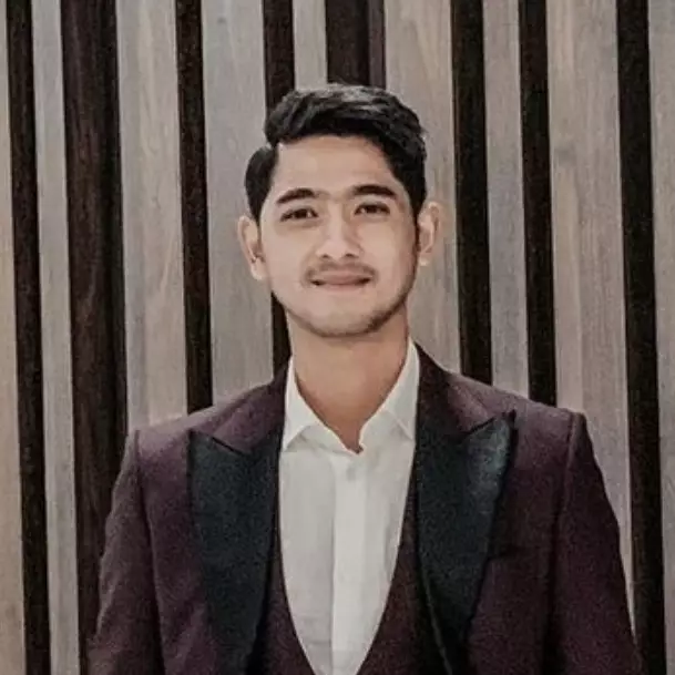 Penampilan Arya Saloka saat pemotretan majalah, dikira beda orang