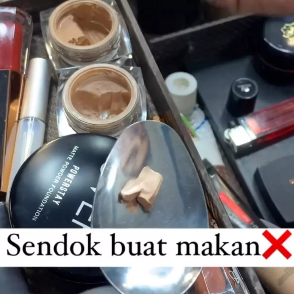 MUA ini bagikan trik unik mixing foundation pakai sendok, tanpa ribet