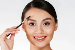 7 Cara gunakan pensil alis agar natural dan rapi, cocok bagi pemula