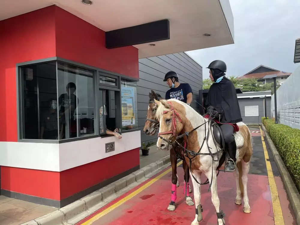 potret nyeleneh orang pesan makanan drive thru © berbagai sumber potret nyeleneh orang pesan makanan drive thru © berbagai sumber