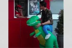 11 Potret nyeleneh orang saat pesan makanan drive thru ini kocak abis