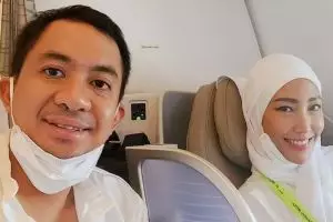 11 Momen Ayu Dewi & Regi Datau umrah, sikap hangat sang suami disorot