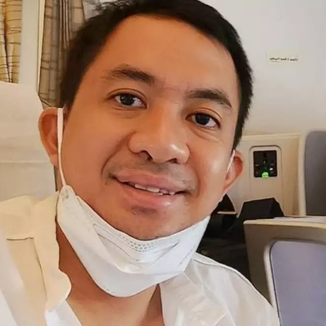 11 Momen Ayu Dewi &amp; Regi Datau umrah, sikap hangat sang suami disorot