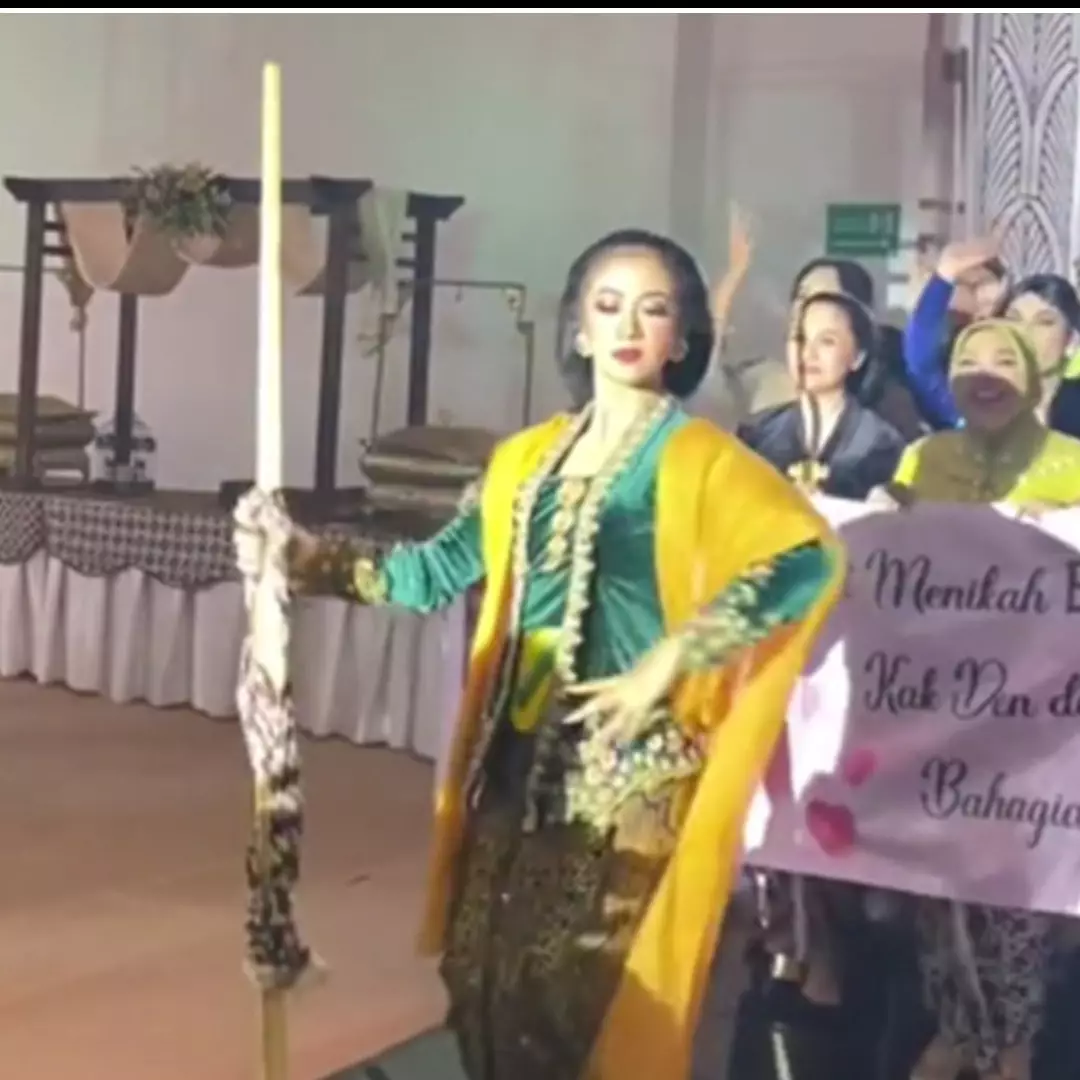 Aksi heboh pengiring nikah di resepsi, mayoret berkebaya bikin salfok