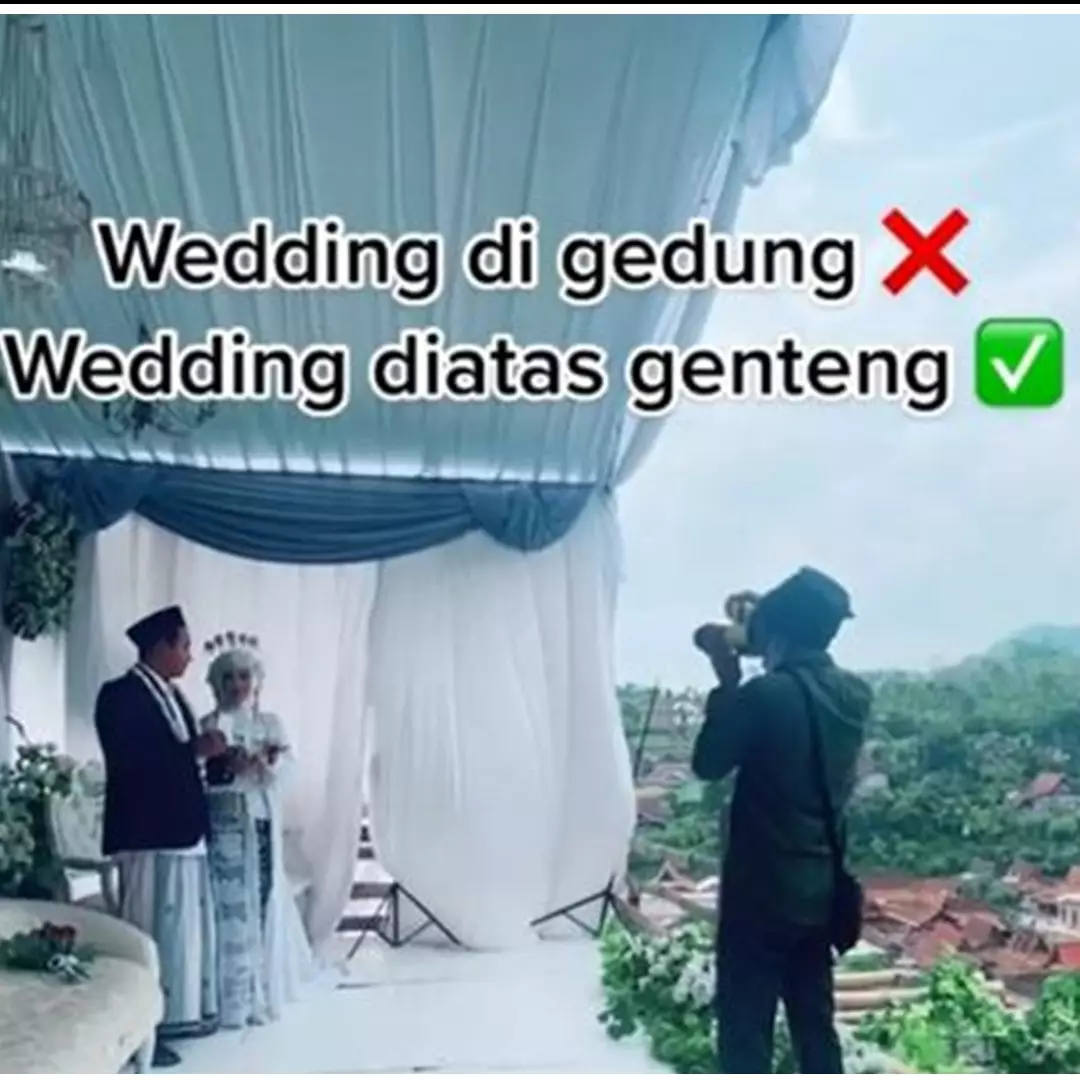 Potret manten gelar nikah di atas genteng, bikin netizen senam jantung