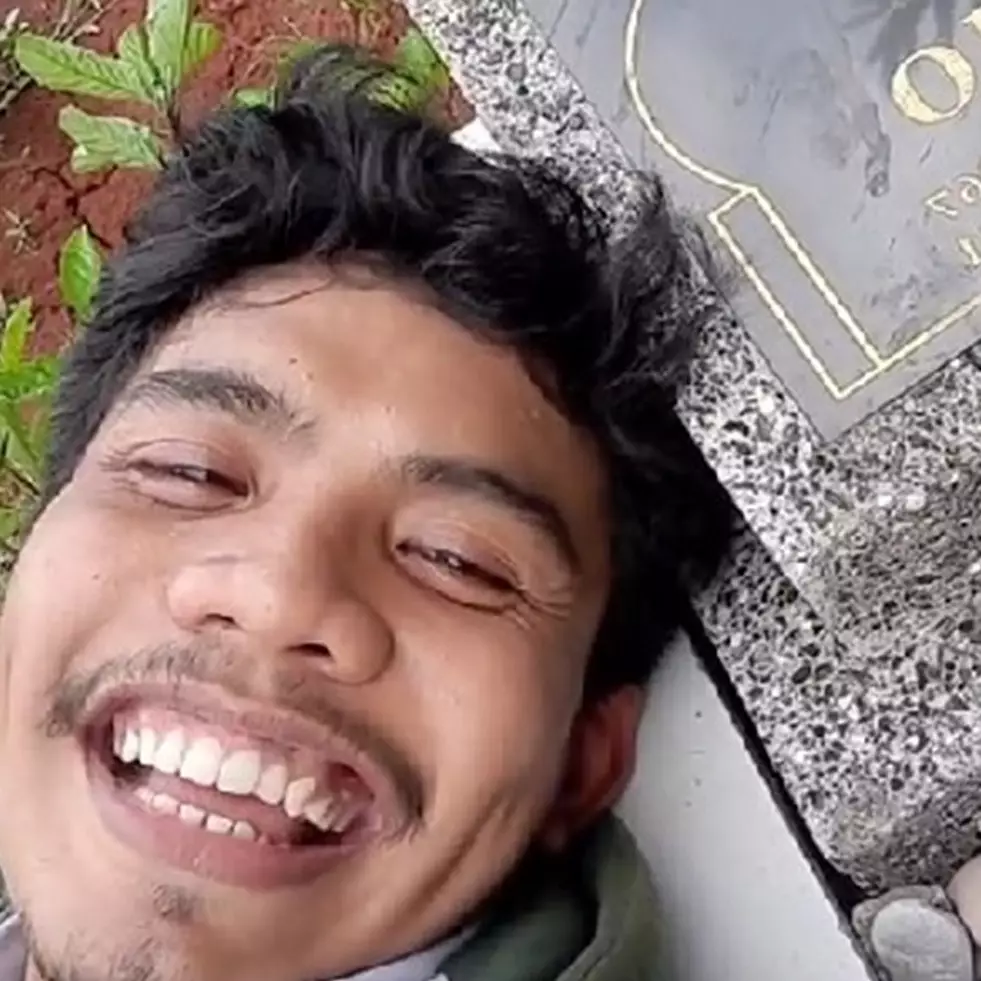 Momen haru pemuda 'healing' di makam ibu sambil curhat, bikin nyesek