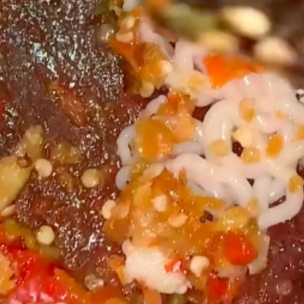 Beda dari biasanya, cara makan seblak satu ini bikin lambut menjerit