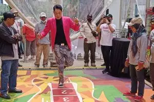 Edric Tjandra main engklek dan ular tangga di kolong jalan layang