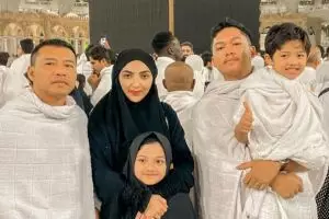 Momen kocak Ashanty diminta fotokan ibu-ibu, sikap ramahnya dipuji