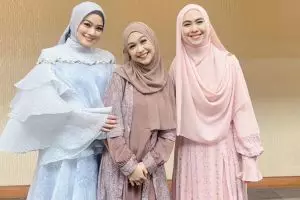 Gaya 5 seleb di Islamic Mega Event '22, Melly Goeslaw tampak awet muda