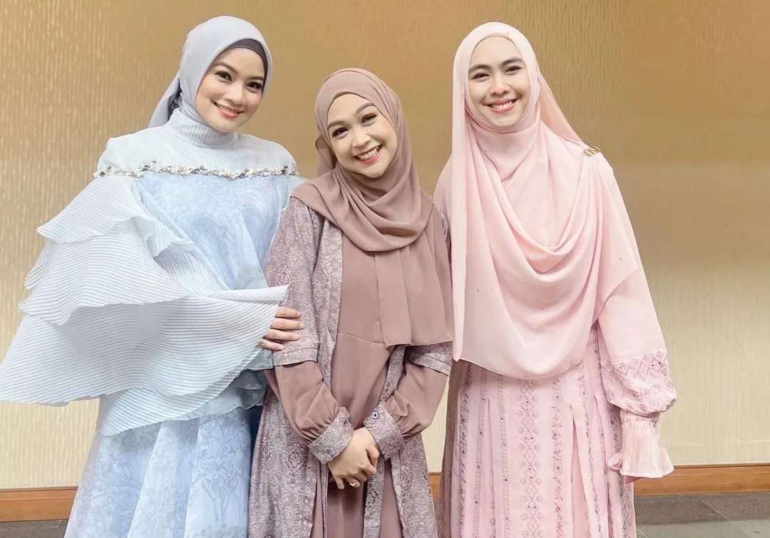Gaya 5 seleb di Islamic Mega Event '22, Melly Goeslaw tampak awet muda