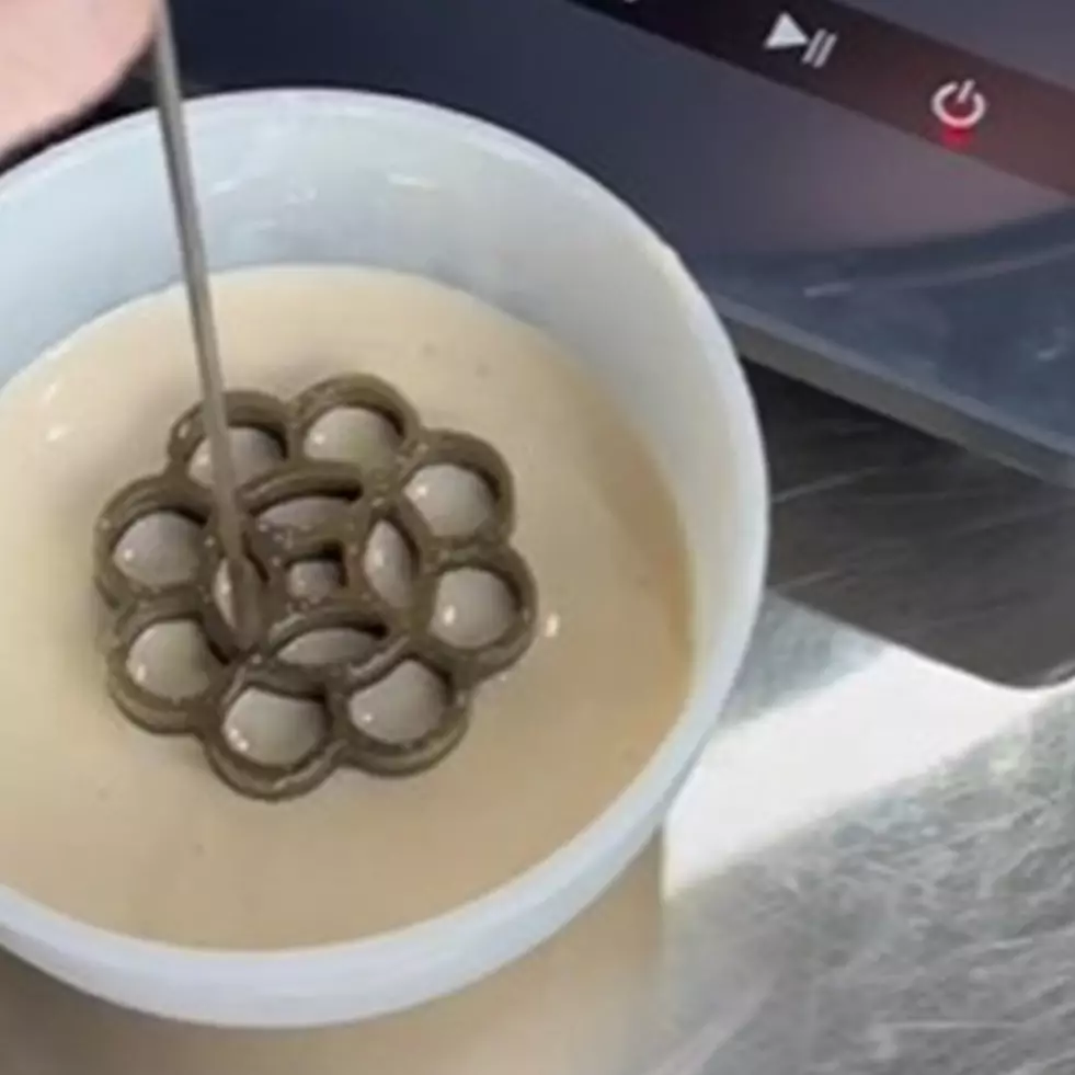 Pria ini bikin kue kembang goyang untuk pertama kali, endingnya kocak