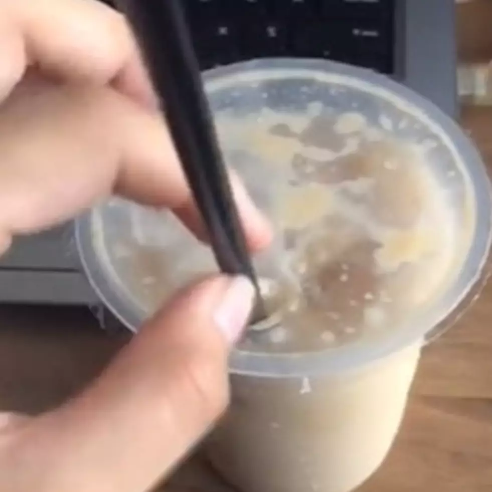 Cara wanita buka minuman pakai sedotan tumpul ini rapi dan simpel