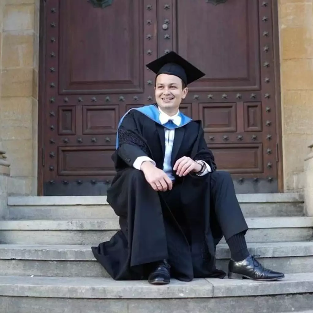 Jadi rekan sealmamater, 7 momen Maudy Ayunda hadiri wisuda adik ipar