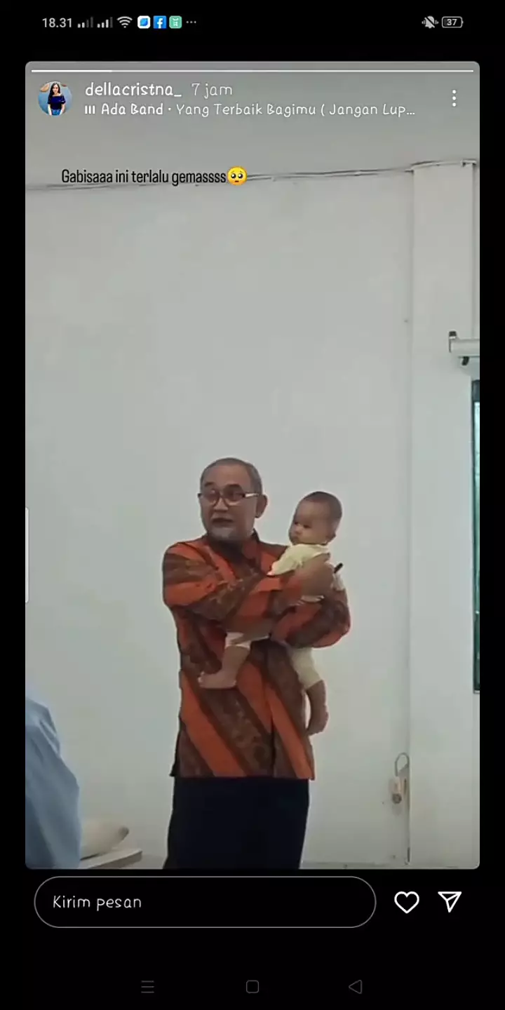 Momen dosen ngajar sambil gendong bayi © 2022 brilio.net