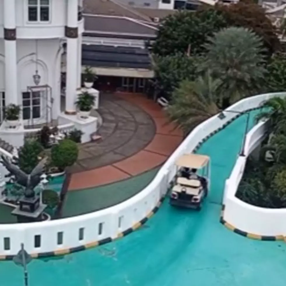 Penampakan jalan di lantai 2 rumah sultan, buat jalur mobil golf