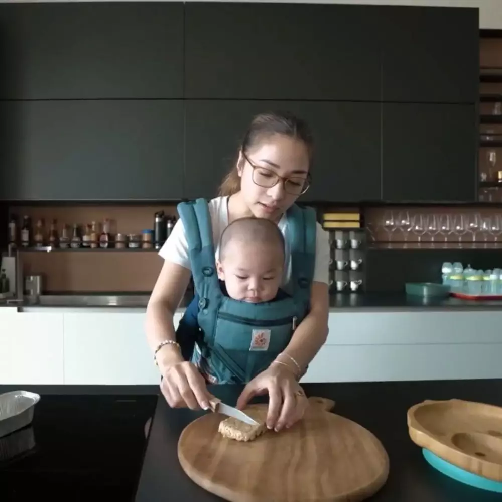 seleb memasak gendong anak © 2022 brilio.net seleb memasak gendong anak © 2022 brilio.net