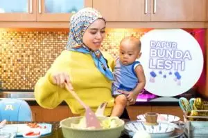 Momen 5 seleb masak sambil gendong anak, buah hati anteng banget