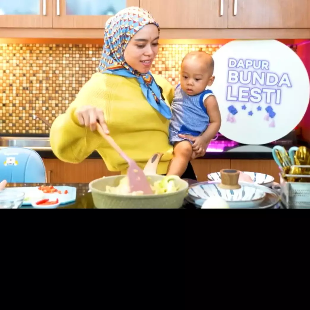 Momen 5 seleb masak sambil gendong anak, buah hati anteng banget