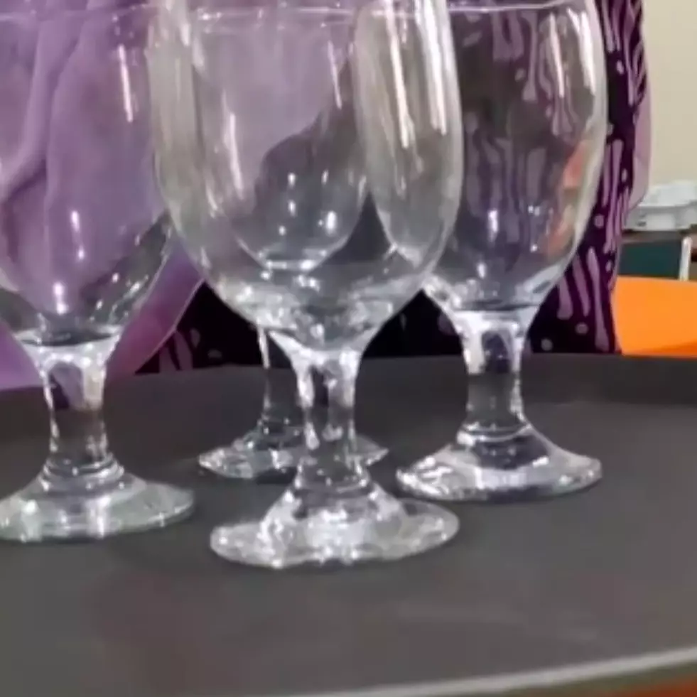 Agar tetap seimbang, begini trik membawa nampan dengan satu tangan