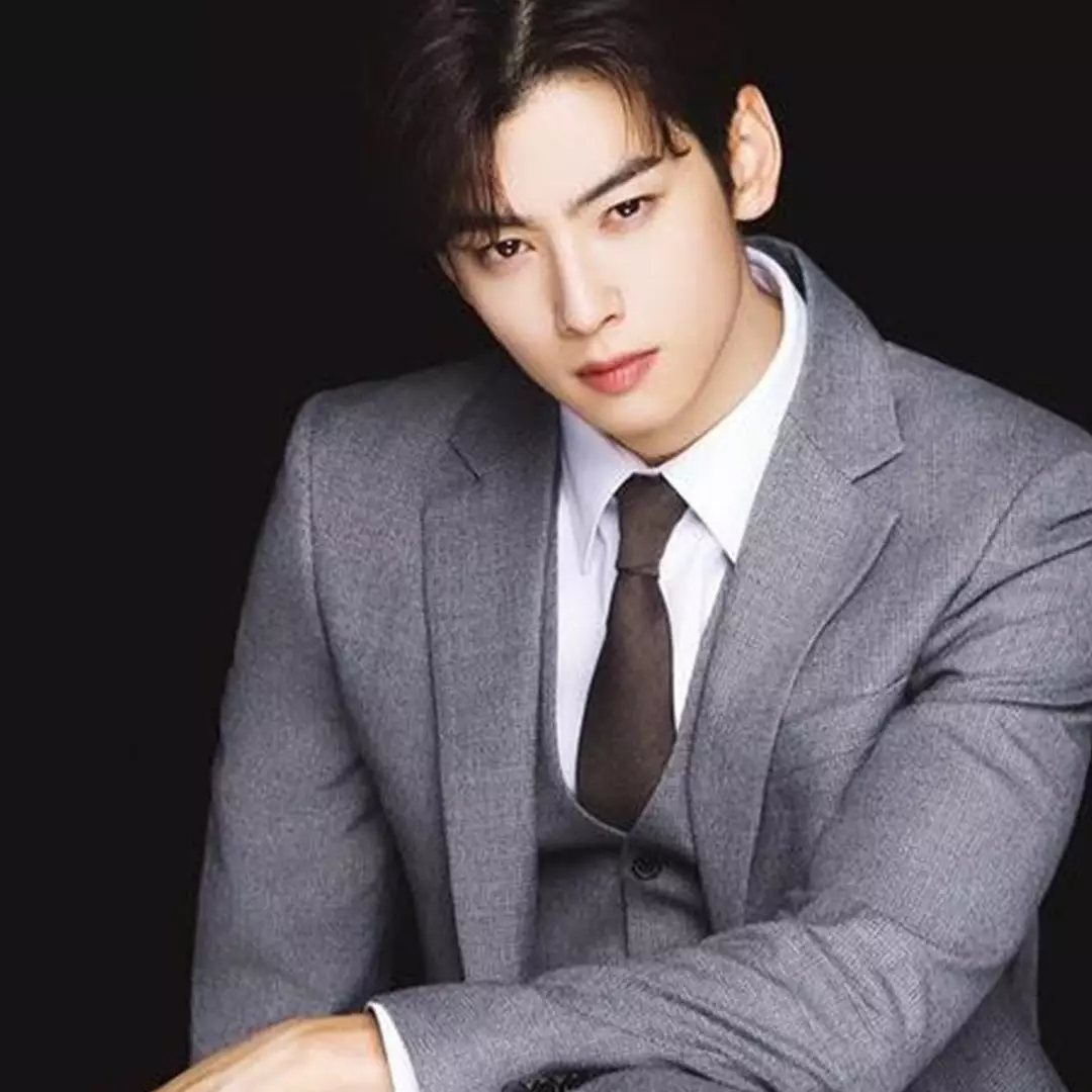 5 Perawatan kulit wajah kering ala Cha Eun-woo, pakai hydrating toner