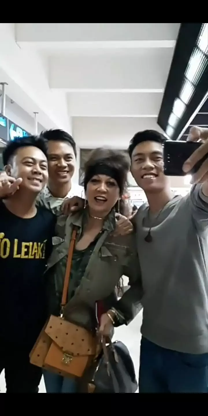 Kisah haru ibu dan 3 anak bertemu usai 20 tahun pisah LA-Indonesia berbagai sumber Kisah haru ibu dan 3 anak bertemu usai 20 tahun pisah LA-Indonesia berbagai sumber