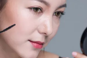Tips membuat winged eyeliner sempurna, bikin mata lebih on point