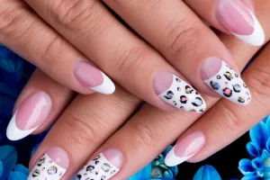 Trik bikin kuteks french nail art agar tidak berantakan, simpel banget
