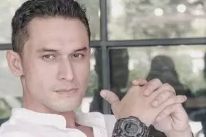 Awali karier jadi cover boy, ini 11 potret masa muda Indra Bruggman