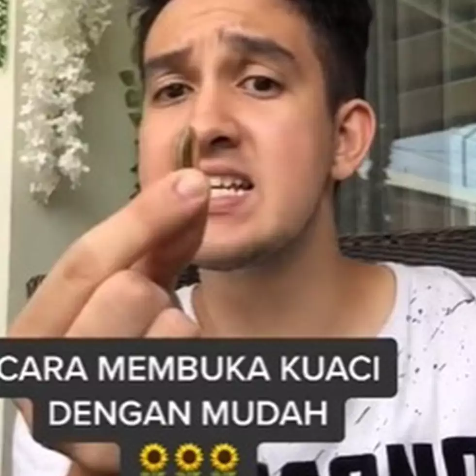 Tanpa digigit, cara pria membuka kuaci dengan cepat ini unik