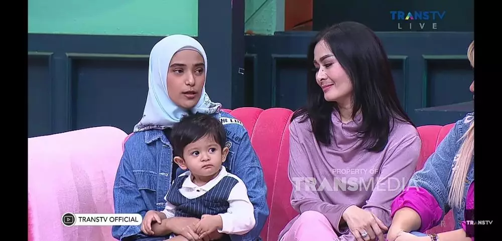 Perjuangan Nadya Mustika usai cerai, andalkan profesi ini hidupi anak berbagai sumber