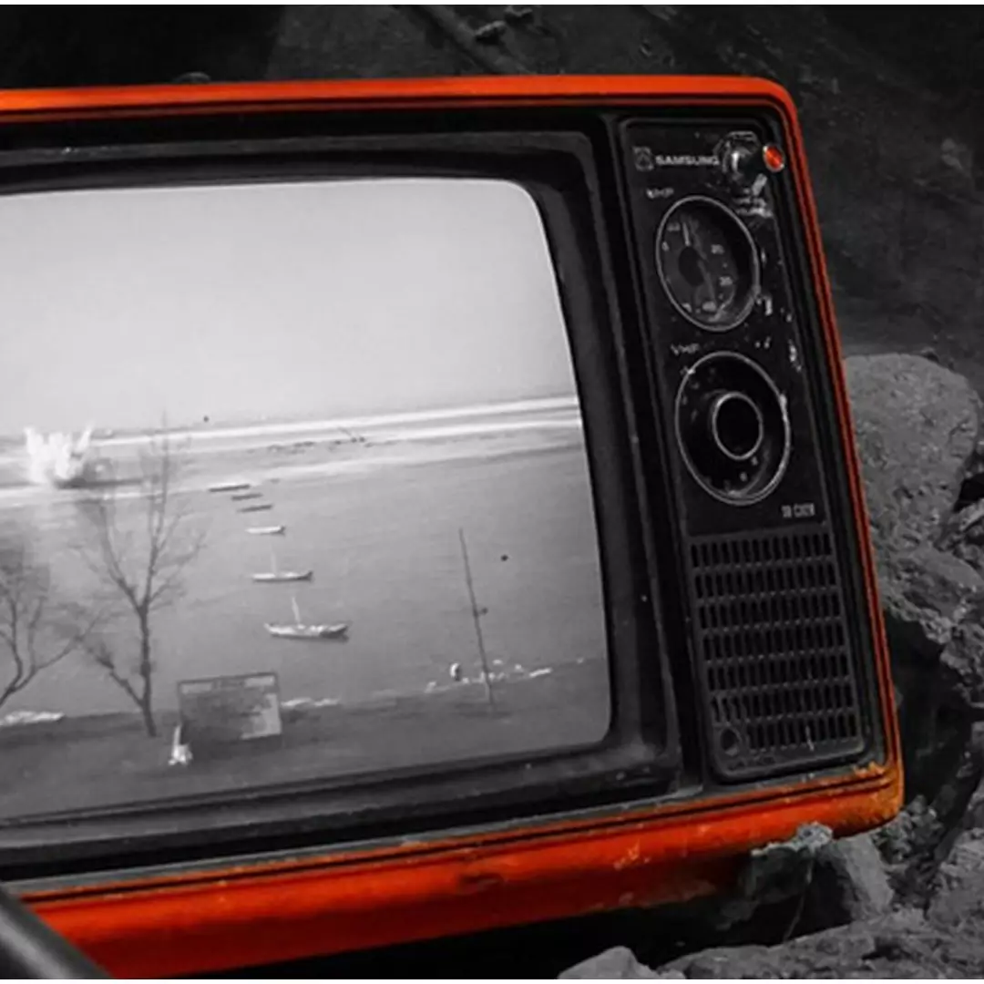 Momen kakek termenung di depan tv usai siaran analog dimatikan