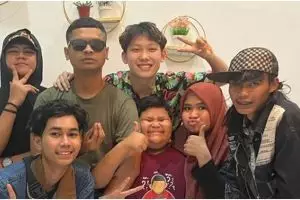 Panen rejeki di tahun 2022, begini momen langka 7 sosok viral kumpul