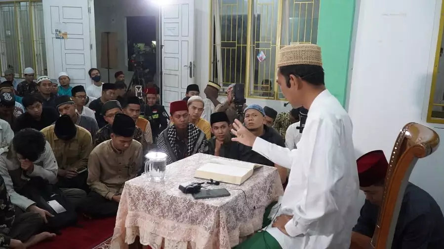 momen daniel mananta ikut pengajian © berbagai sumber
