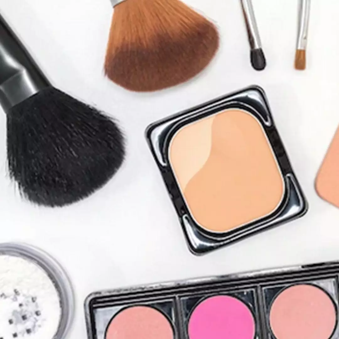 Trik bersihkan alat makeup jadi terlihat baru, pakai sabun cuci piring