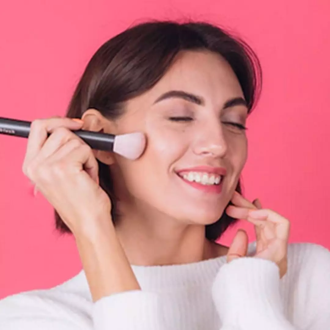 Tips gunakan blush on biar wajah tampak tirus, cuma dua langkah