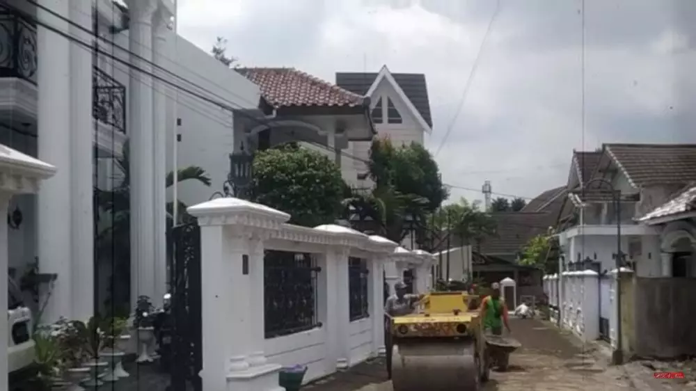 jalan rumah Erina Gudono diaspal  © berbagai sumber