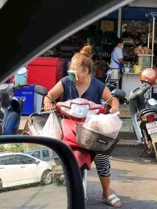 lika liku cewek naik motor © berbagai sumber lika liku cewek naik motor © berbagai sumber