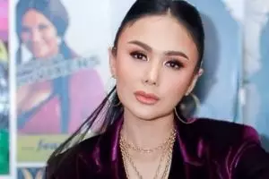 11 Pesona Yuni Shara saat berhijab, penampilannya kian anggun