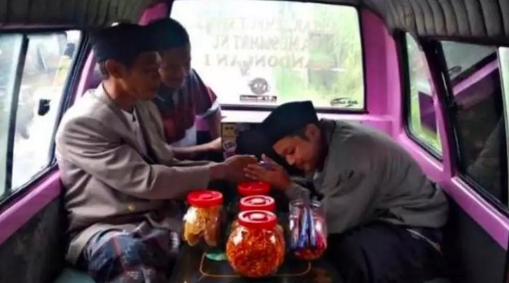Kelakuan saat naik angkot Berbagai sumber Kelakuan saat naik angkot Berbagai sumber