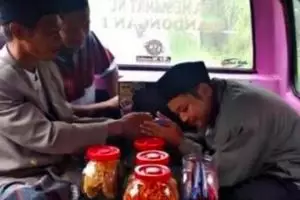 11 Kelakuan nyeleneh orang saat naik angkot, bikin tepuk jidat