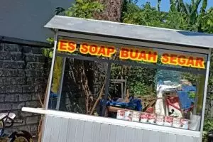 11 Tulisan di gerobak pedagang ini ada yang salah, kudu lihat dua kali