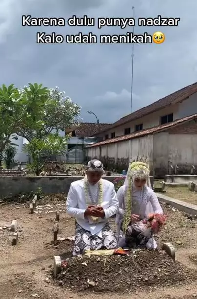 Pasangan pengantin ini berfoto di sebuah makam TikTok Pasangan pengantin ini berfoto di sebuah makam TikTok