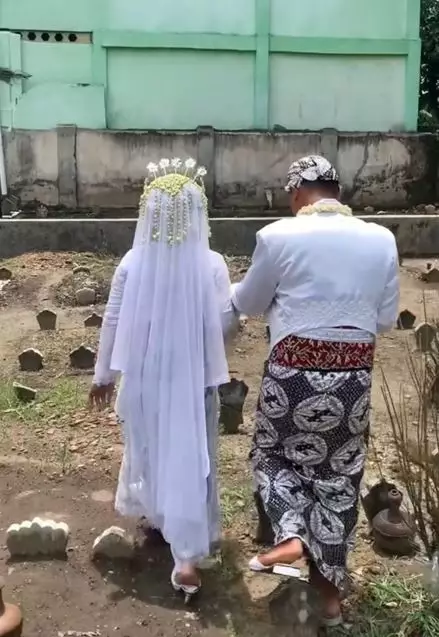 Pasangan pengantin ini berfoto di sebuah makam TikTok Pasangan pengantin ini berfoto di sebuah makam TikTok