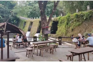 Menikmati makanan sambil santai di pinggir sungai Jogja Pari Sewu