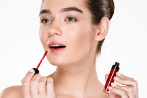 7 Cara membuat lip tint dari bahan alami, bisa pakai stroberi