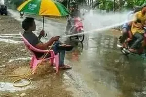 11 Kelakuan nyeleneh bapak-bapak ini bikin tepuk jidat lihatnya